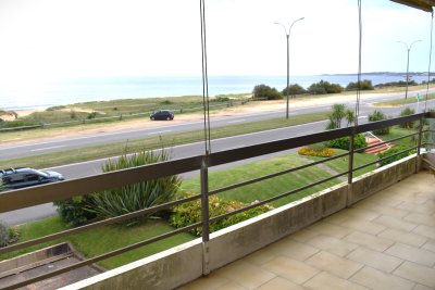 Venta en exclusividad de apartamento frente a playa mansa en Punta Del Este !!!