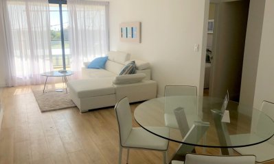 Este proyecto se ubica en el perfecto punto de encuentro entre el
centro de La Paloma -con sus servicios y amenities- con la tranquilidad del
entorno natural que ofrece la península