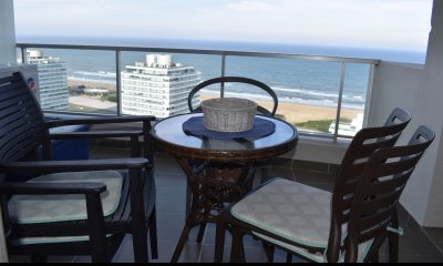 Venta ? Exclusivo Apartamento Piso Alto con Vistas Panorámicas a Playa Brava y Mansa