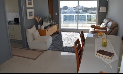 Apartamento en Piso Alto con Terraza Envolvente y Vistas Despejadas ? Punta del Este