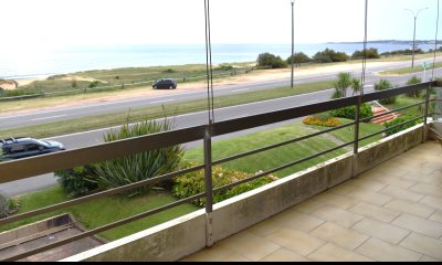 Venta en exclusividad de apartamento frente a playa mansa en Punta Del Este !!!