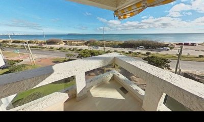 Venta de apartamento frente al mar en Punta del este .-