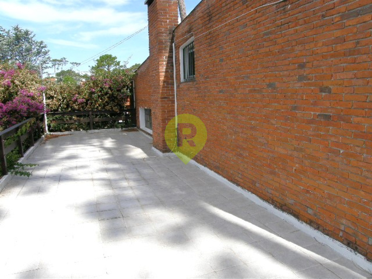 https://ri.com.uy/f/556/1/1200/0/0/0/ef79e2586eb740f7fdd923fd67e84a7e.jpg