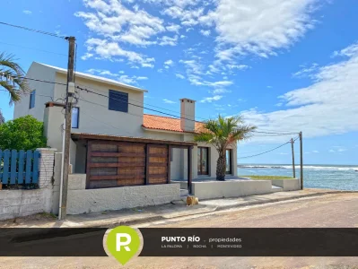 Ubicada frente al mar en la Bahía Chica y a pocas cuadras del centro de La Paloma