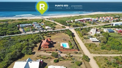 La propiedad se encuentra en la zona de Los Botes a pocos metros de la playa.Pocas propiedades en el balneario con estas característicasMuy buena oportunidad!!