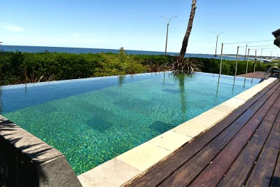 Venta – Propiedad Única Frente al Mar con Piscina Infinita y 3 Suites en Punta del Este