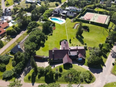  Casa en venta en Punta del Este: Magnífica residencia a una cuadra del mar en Playa Mansa.