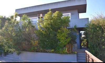 Venta de Casa Pasos del Mar – Sólida Construcción y Espacios Generosos