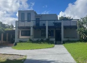 Venta de casa en Pinares de Punta del Este .-