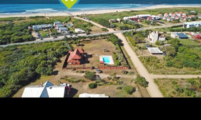 La propiedad se encuentra en la zona de Los Botes a pocos metros de la playa.Pocas propiedades en el balneario con estas característicasMuy buena oportunidad!!