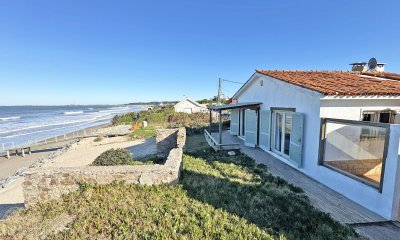 Casa en primera línea frente al mar en venta - La Paloma - Costa Azul