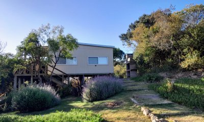 Complejo de 3 casas en venta en San Antonio
