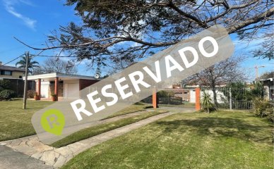 GRAN OPORTUNIDAD !!! Venta de Casa en Punta del Este  - Propiedad compuesta en dos Solares con Gran Potencial en Excelente Entorno