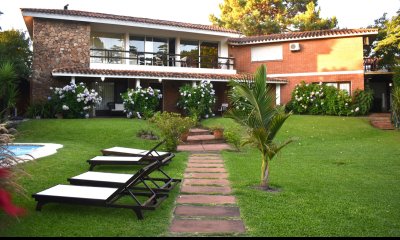 Casa espaciosa con muchos ambientes definidos, ideal para una gran familia!!!