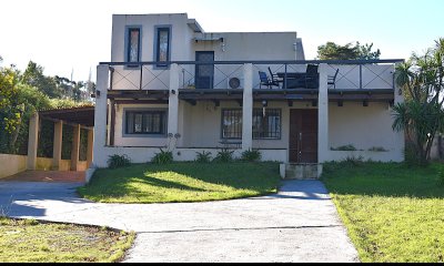 Venta de casa en Pinares de Punta del Este .-