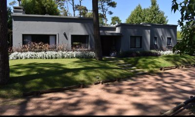 Venta de amplia y acogedora casa en barrio privado de Punta del Este!!