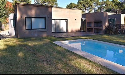 Venta de casa a estrenar en Pinares de Punta Del Este !!