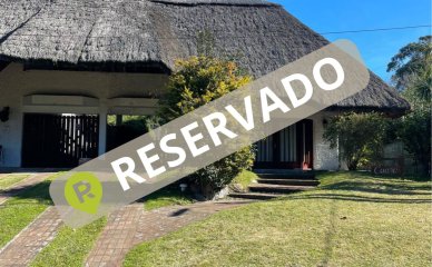 Venta de casa con techo de quincho en Pinares de Punta del Este.- Muy cerca del mar