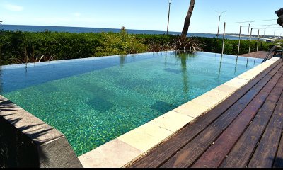 Venta ? Propiedad Única Frente al Mar con Piscina Infinita y 3 Suites en Punta del Este