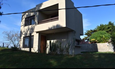Sólida construcción a estrenar en ubicación privilegiada para vivir todo el año ? Punta del Este