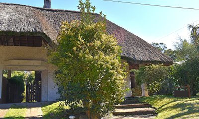 Venta de casa con techo de quincho en Pinares de Punta del Este.-