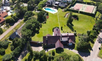 Casa en venta en Punta del Este: Magnífica residencia a una cuadra del mar en Playa Mansa.