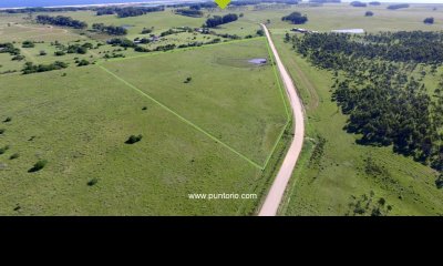 Se encuentra sobre Ruta 10 a solo 2 kilómetros de La Laguna de Rocha y a 5 kilómetros del centro de La Paloma