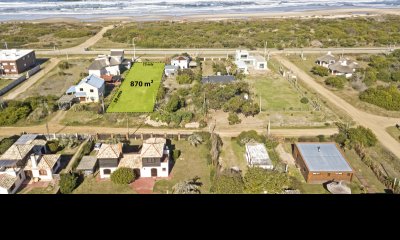 Terreno con frente y contrafrente a la playa.-Único lote con estas caracteristicas en la rambla Botavara.-Excelente oportunidad.-Ideal para emprendimiento turístico.-Oden de vender!!