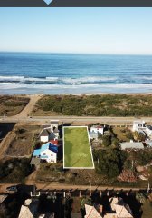 Terreno con frente y contrafrente a la playa.-
Único lote con estas caracteristicas en la rambla Botavara.-
Excelente oportunidad.-
Ideal para emprendimiento turístico.-
Oden de vender!!