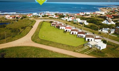 Gran lote con permiso de construcción en La Paloma Rocha