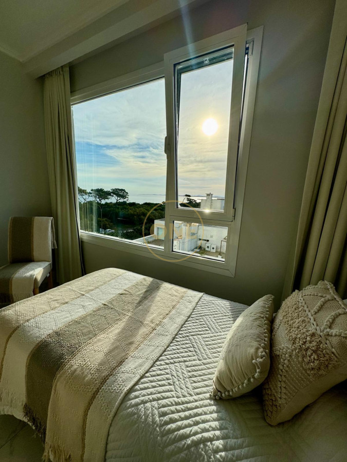 Apartamento ID.1636 - Venta apartamento 4 dormitorios Playa Mansa Punta del Este frente al mar