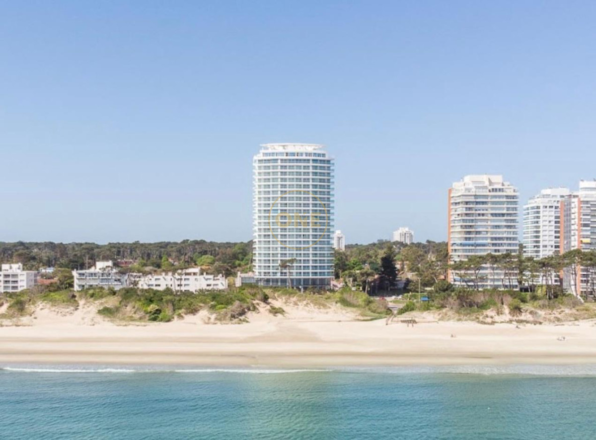 Apartamento ID.1636 - Venta apartamento 4 dormitorios Playa Mansa Punta del Este frente al mar