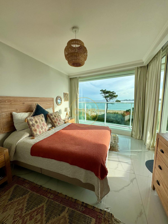Apartamento ID.1636 - Venta apartamento 4 dormitorios Playa Mansa Punta del Este frente al mar