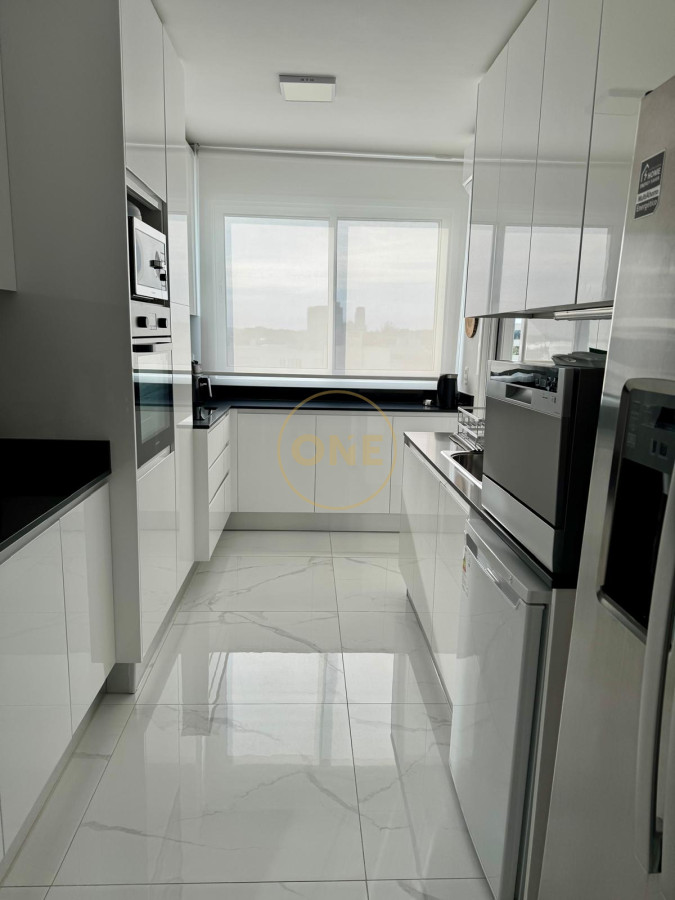 Apartamento ID.1636 - Venta apartamento 4 dormitorios Playa Mansa Punta del Este frente al mar