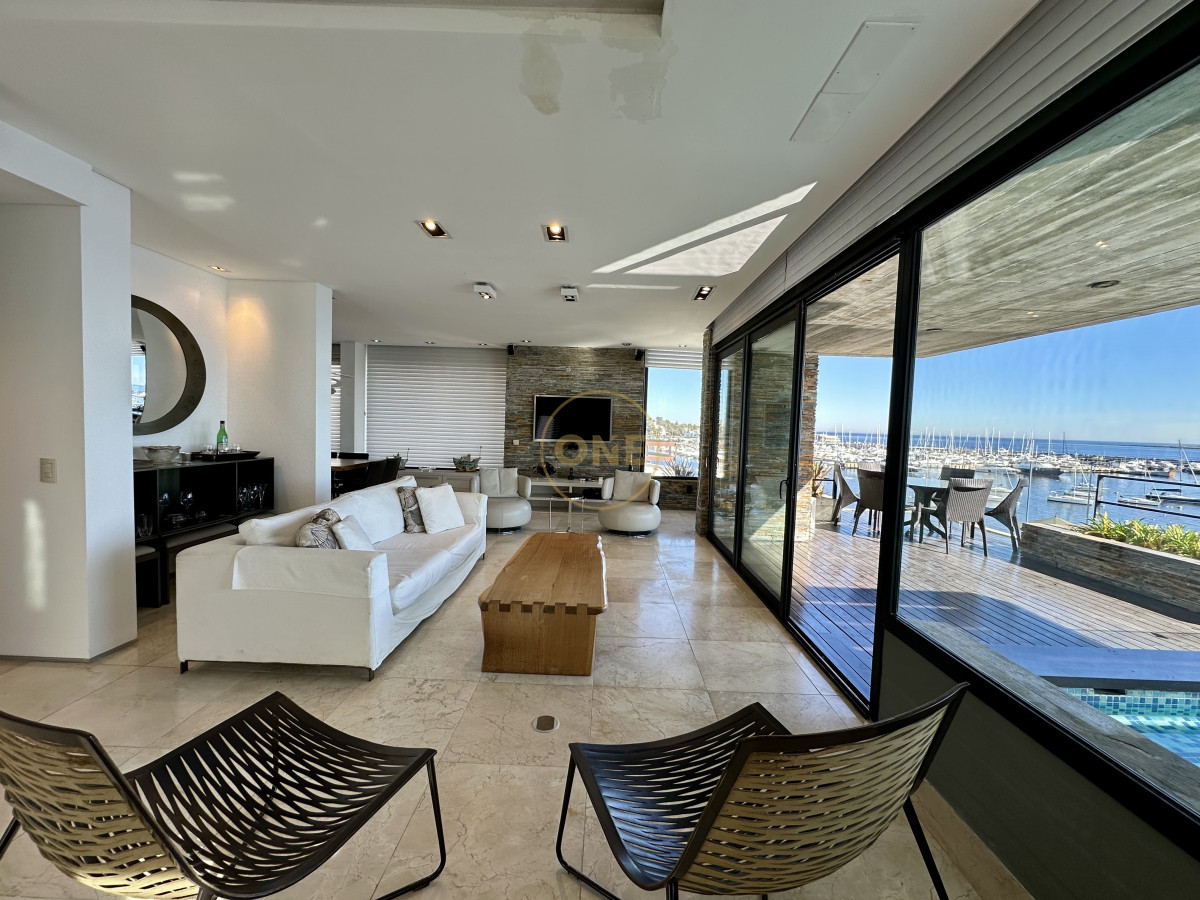 Apartamento ID.1809 - Le Bleu Penthouse frente al Puerto con el diseño de Carlos Ott