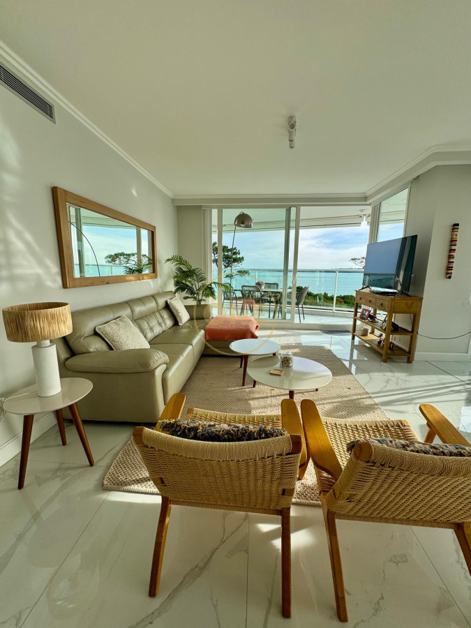 Apartamento ID.1636 - Venta apartamento 4 dormitorios Playa Mansa Punta del Este frente al mar