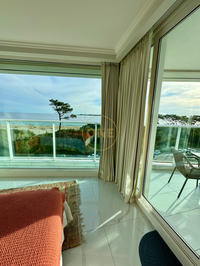 Apartamento ID.1636 - Venta apartamento 4 dormitorios Playa Mansa Punta del Este frente al mar