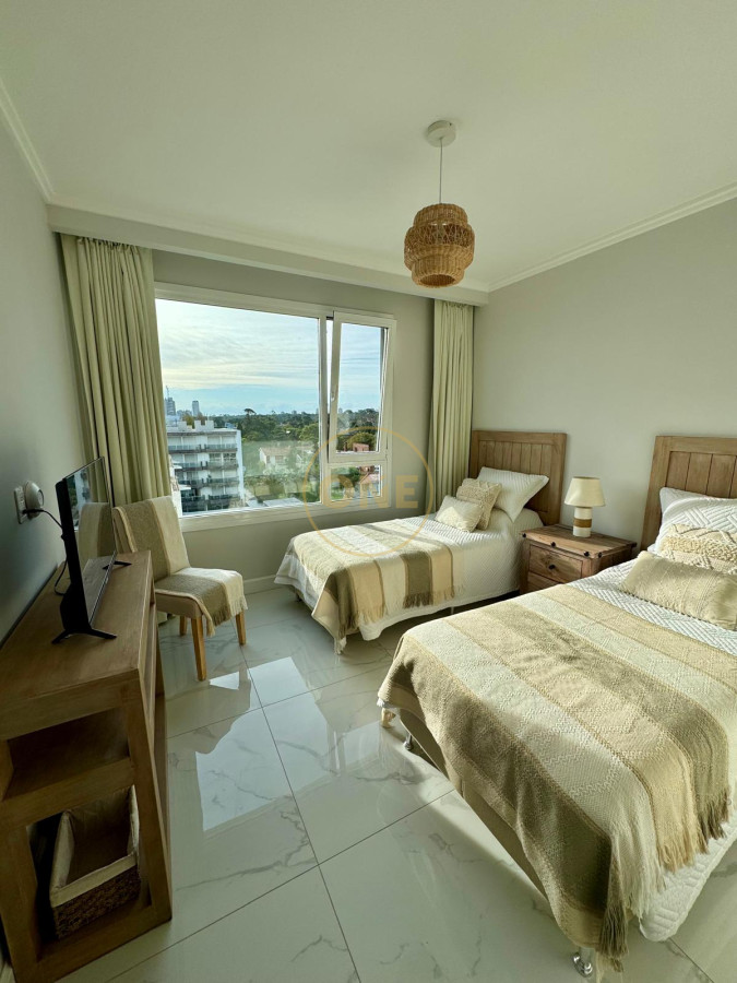 Apartamento ID.1636 - Venta apartamento 4 dormitorios Playa Mansa Punta del Este frente al mar