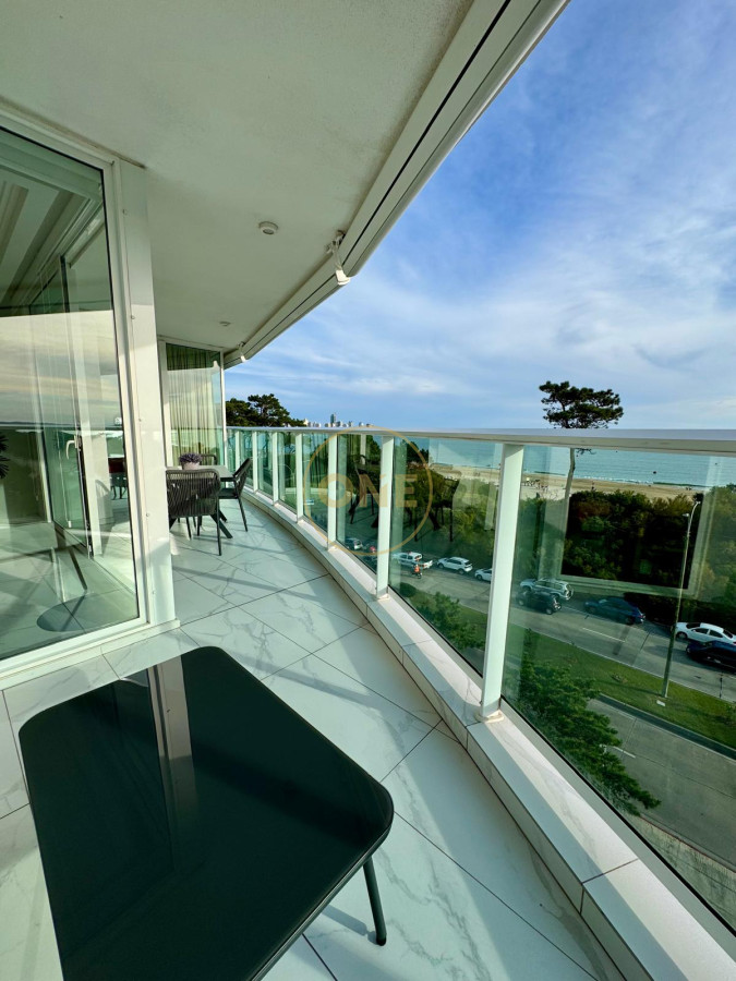 Apartamento ID.1636 - Venta apartamento 4 dormitorios Playa Mansa Punta del Este frente al mar