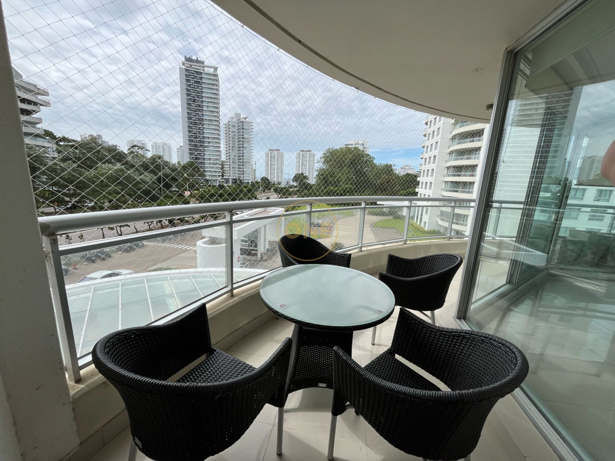 Apartamento ID.1562 -  Venta Apartamento 3 dormitorios más dependencia en Playa Brava Punta del Este