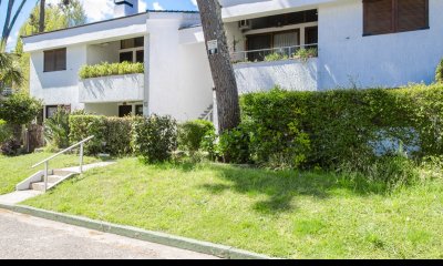Apartamento tipo casa en venta , dos dormitorios con estufa a leña y parrillero