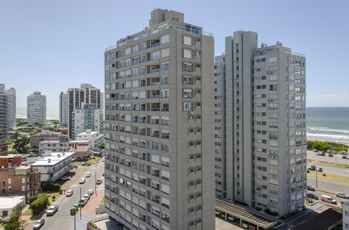 Apartamento en venta en playa brava dos dormitorios con vista al mar, edificio con amenities