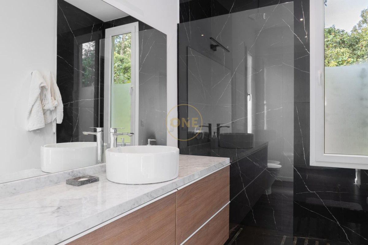 Casa ID.2184 - Diseño moderno y eficiente, mucha luz natural, ubicación exclusiva