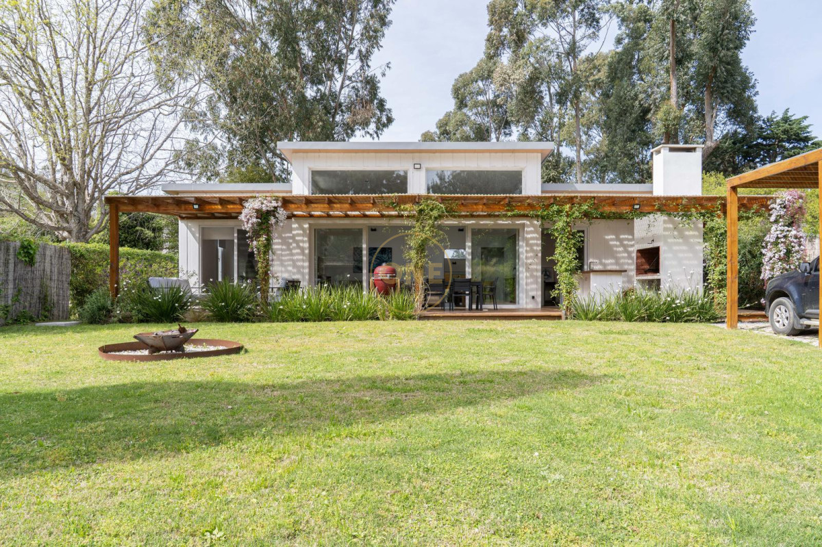 Casa ID.2184 - Diseño moderno y eficiente, mucha luz natural, ubicación exclusiva