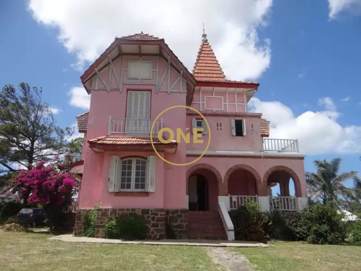 Casa ID.1413 - venta casa estilo Castillo Playa Verde  Piriápolis frente al mar 
