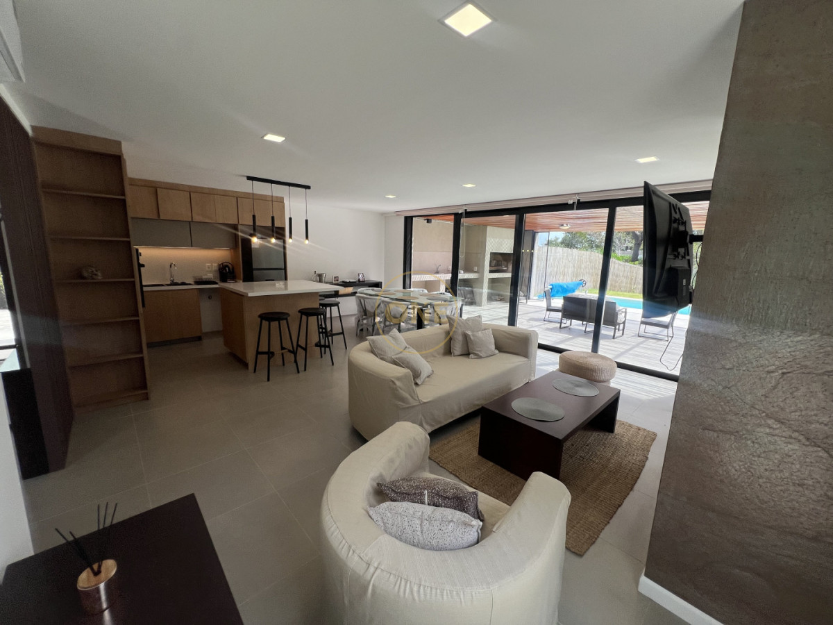 Casa ID.2031 - Sofisticada casa PH de 4 dormitorios en suite Solanas Country Punta Ballena en venta