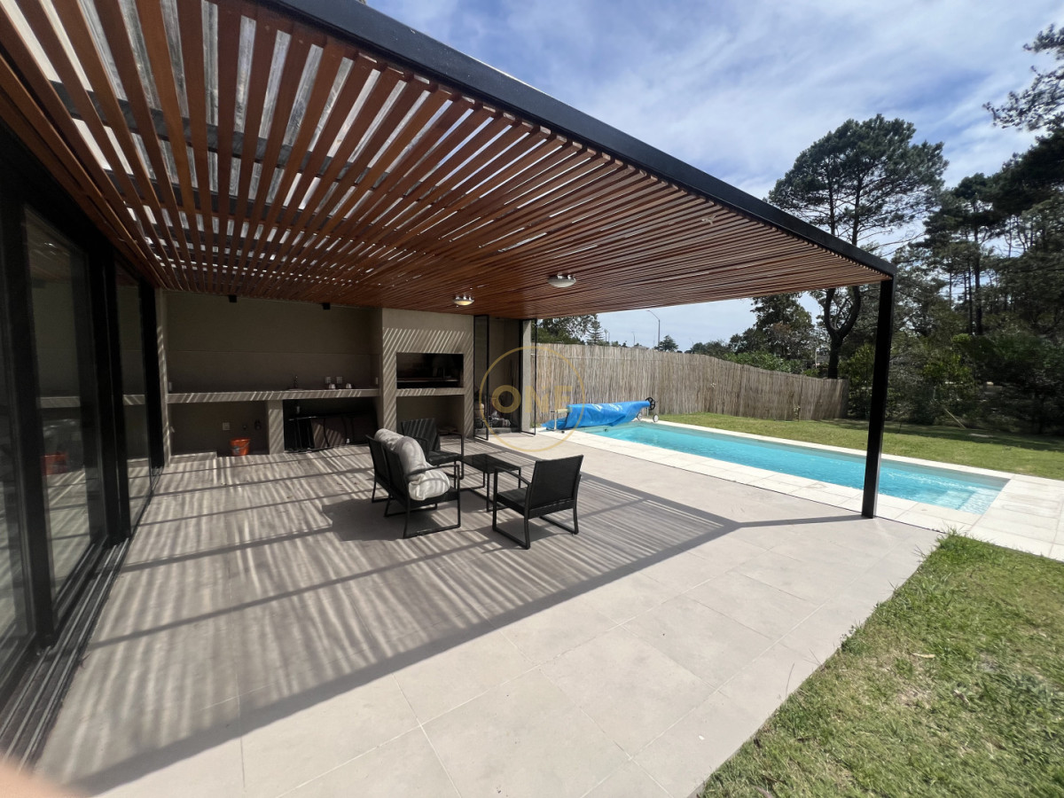 Casa ID.2031 - Sofisticada casa PH de 4 dormitorios en suite Solanas Country Punta Ballena en venta