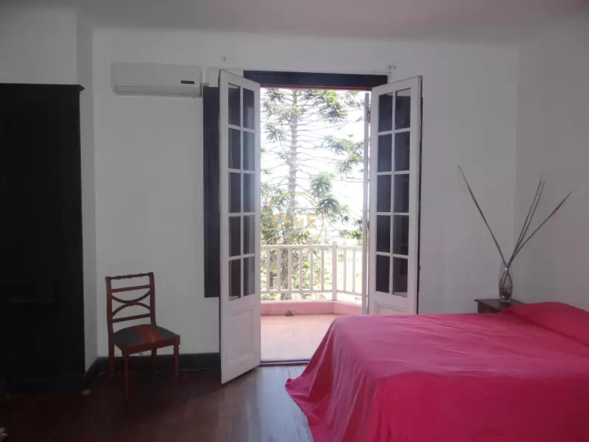 Casa ID.1413 - venta casa estilo Castillo Playa Verde  Piriápolis frente al mar 