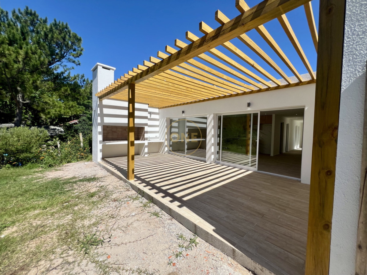 Casa ID.2078 - Excelente casa Tipo Ph 3 Dormitorios Zona Colegios, Marly Punta del Este en venta