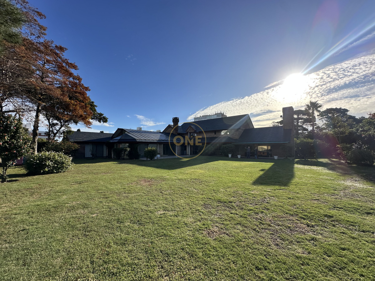 Casa ID.1696 - Casa en venta playa Mansa 7 dormitorios Punta del Este 